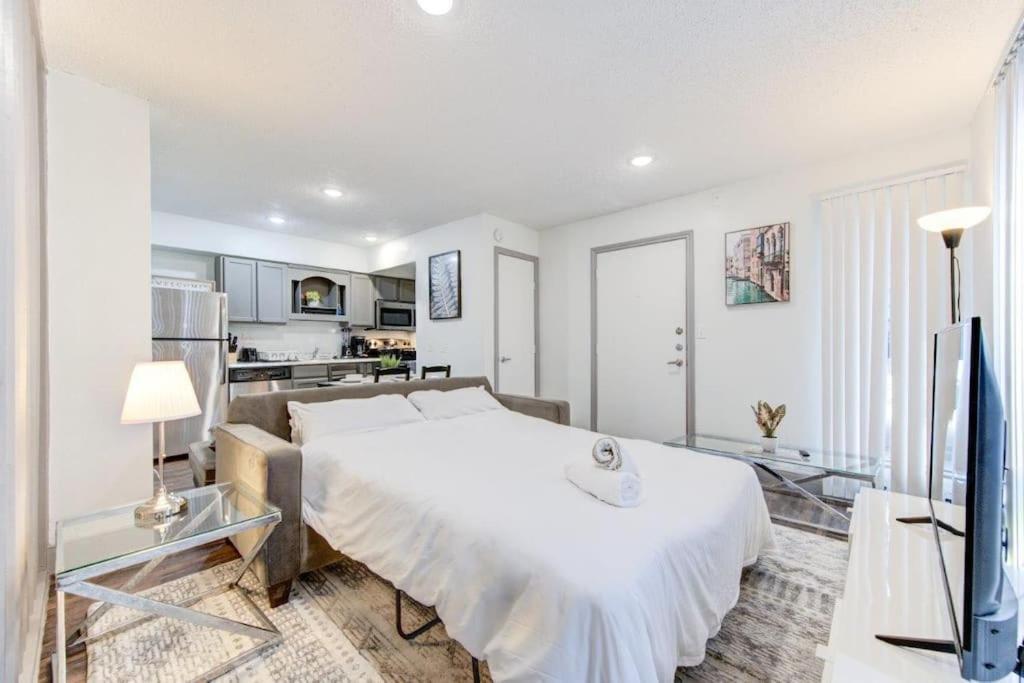Lux /king Bed /free Parking/pool/first Floor Apartment *