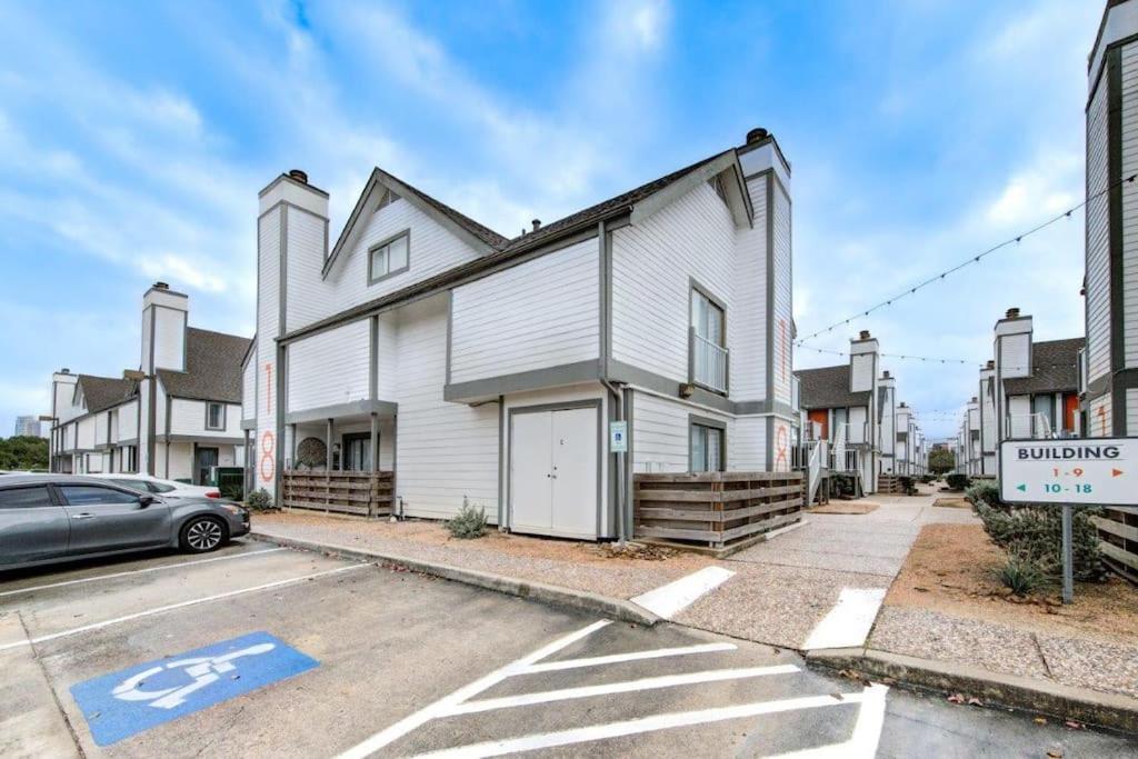 Apartment Lux /king Bed /free Parking/pool/first Floor *