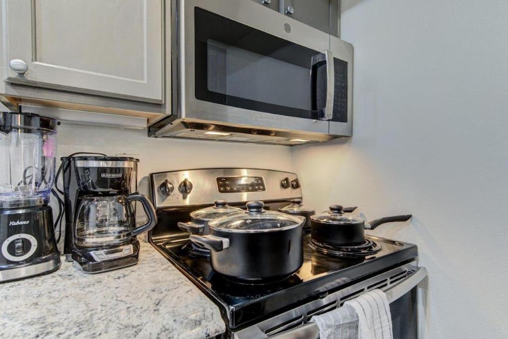 Lux /king Bed /free Parking/pool/first Floor *