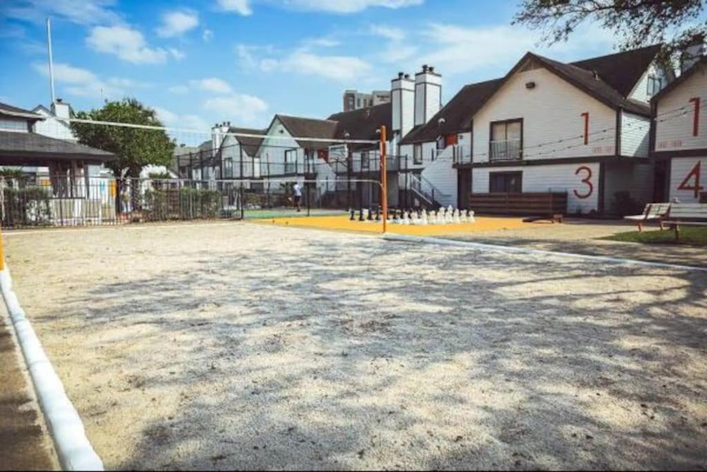 Apartment Lux /king Bed /free Parking/pool/first Floor