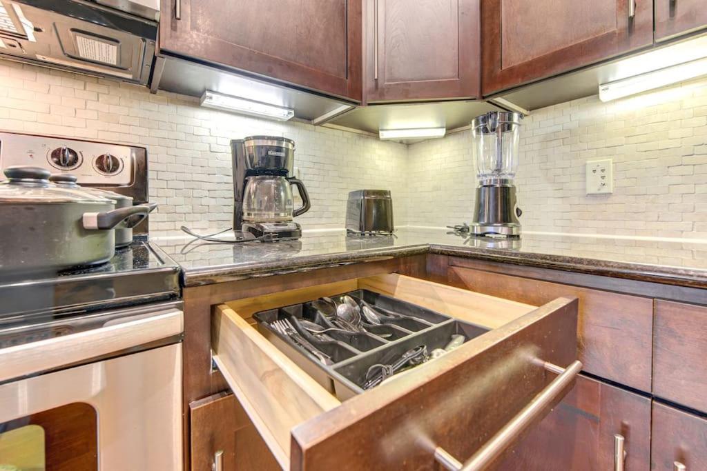 Resort-style Pool, Gym/garage, 1br, Medical Center