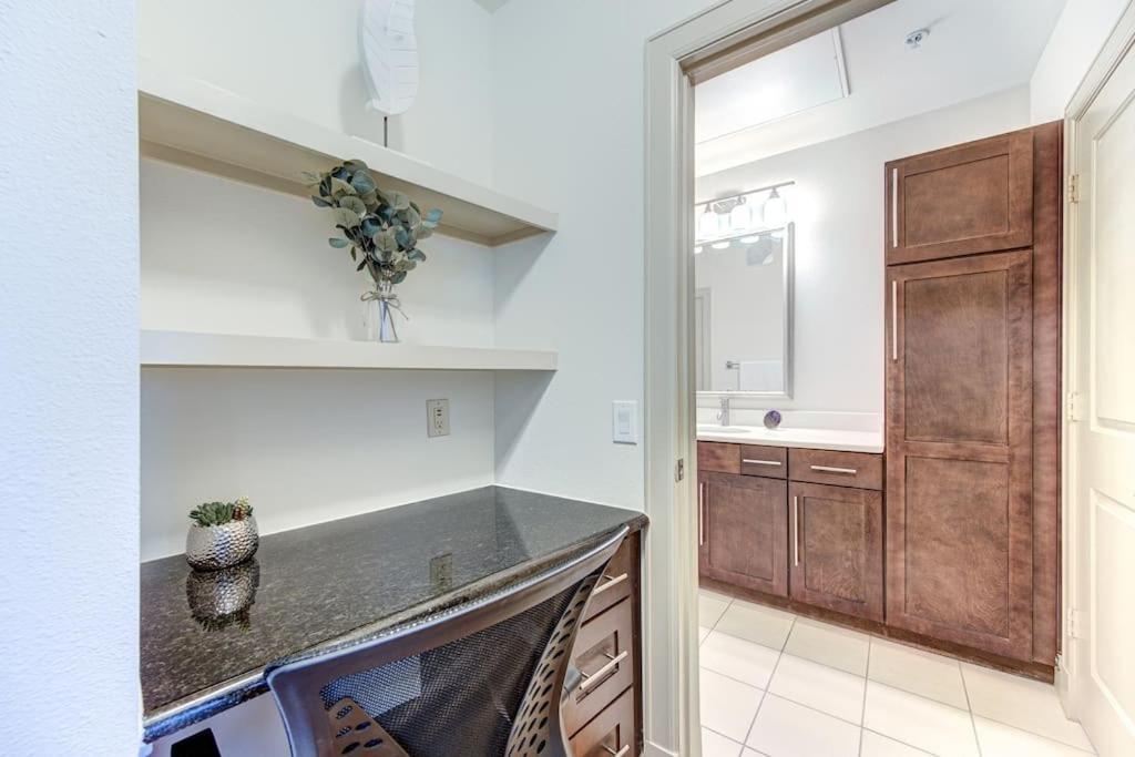 Resort-style Pool, Gym/garage, 1br, Medical Center Apartment *