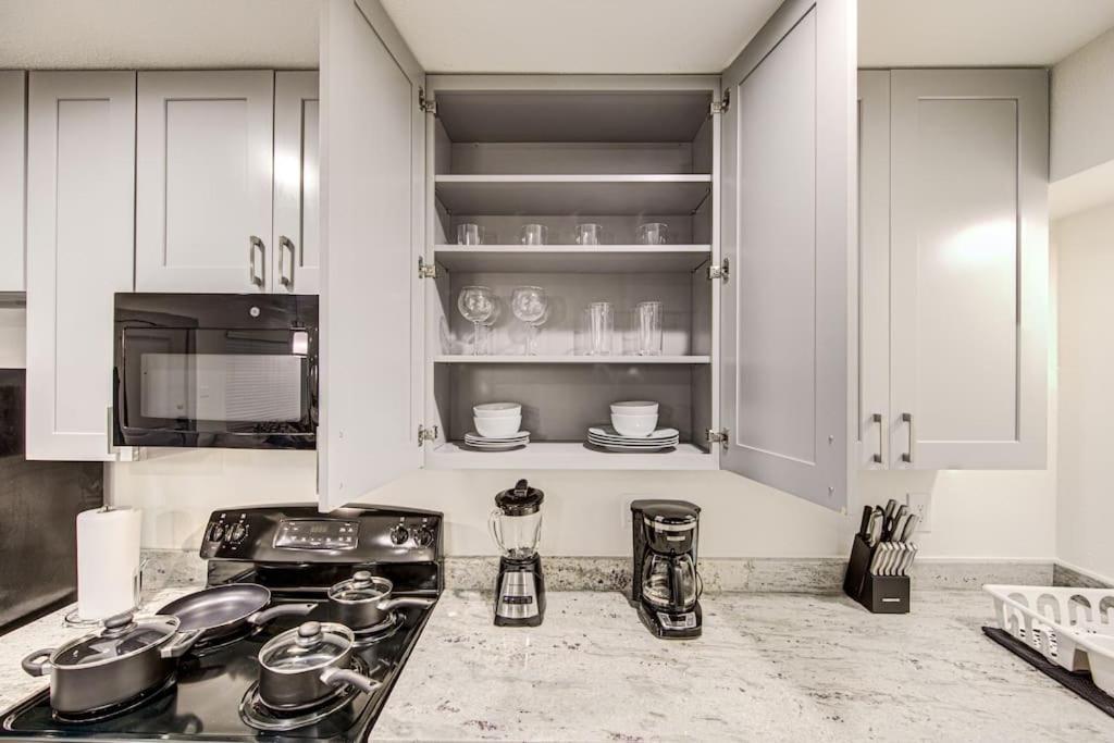 Trendy In Midtown, Walk To Shops & Sites, Pets Ok Apartment *