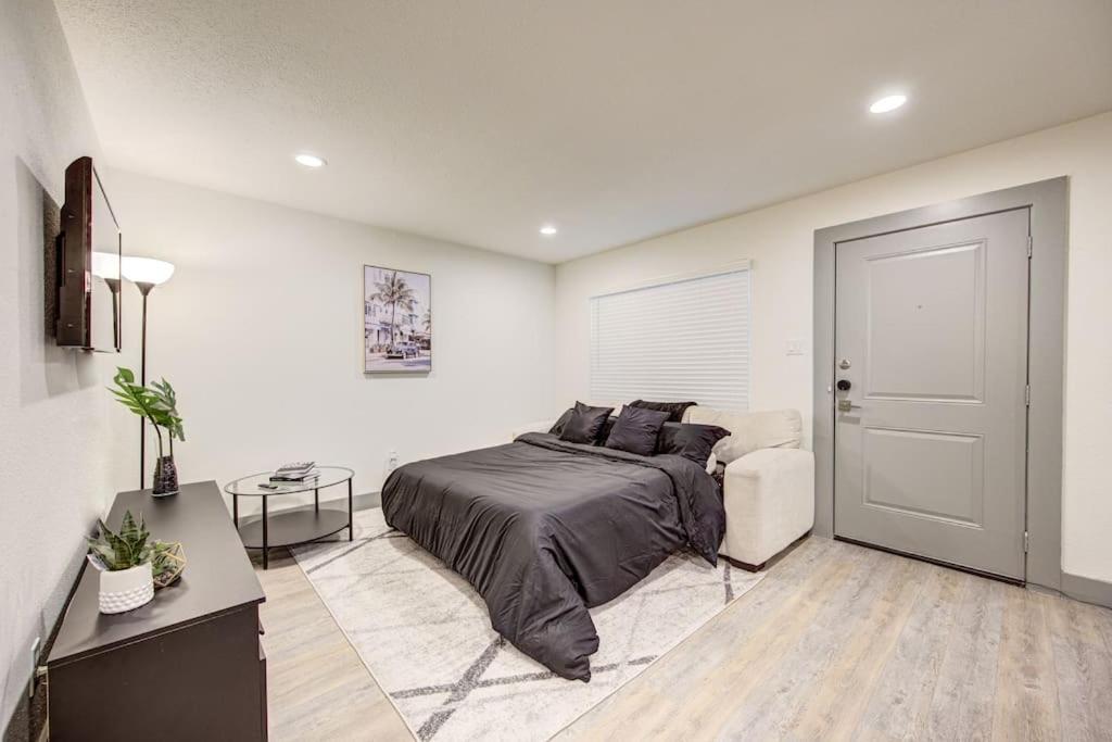 Trendy In Midtown, Walk To Shops & Sites, Pets Ok Apartment *
