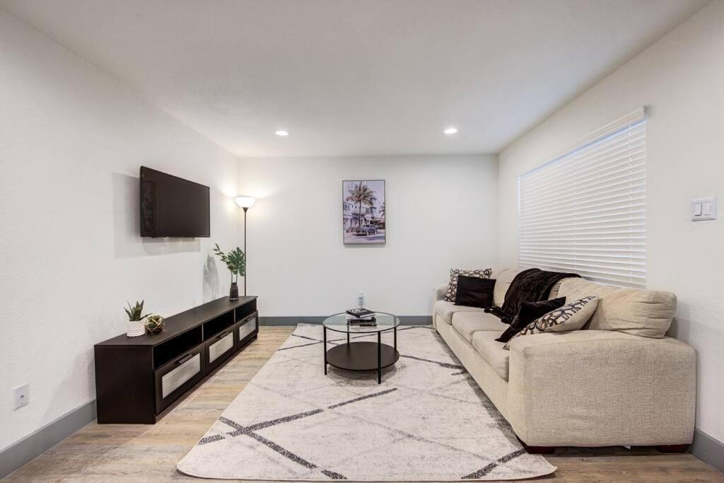Trendy In Midtown, Walk To Shops & Sites, Pets Ok Apartment Houston