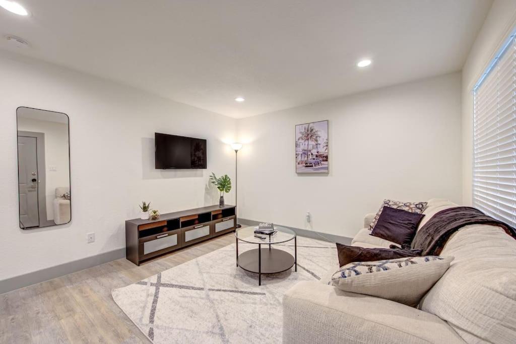 Trendy In Midtown, Walk To Shops & Sites, Pets Ok Apartment