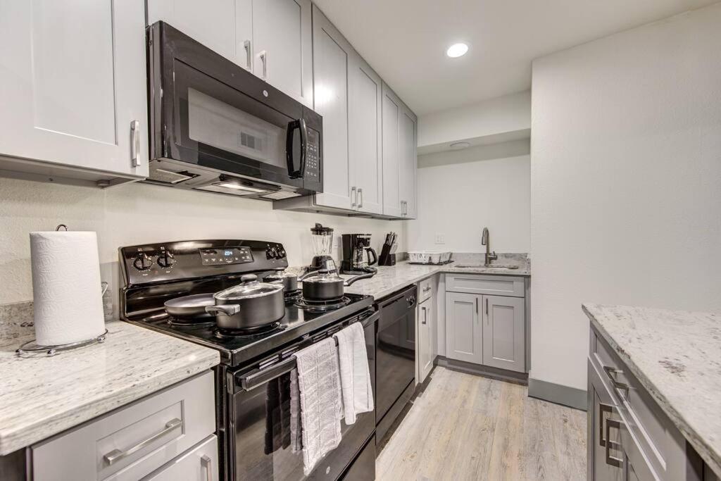 Apartment Trendy In Midtown, Walk To Shops & Sites, Pets Ok