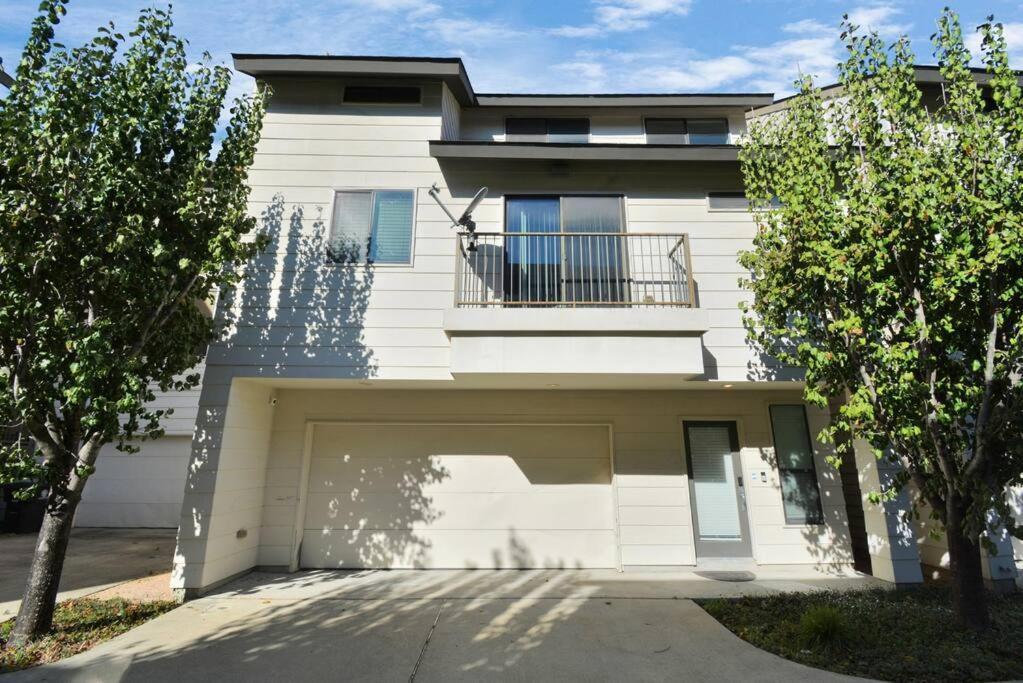 3br/3.5ba Three Story East Downtown Townhouse With View Holiday home Houston