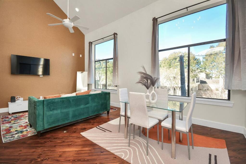 Holiday home 3br/3.5ba Three Story East Downtown Townhouse With View