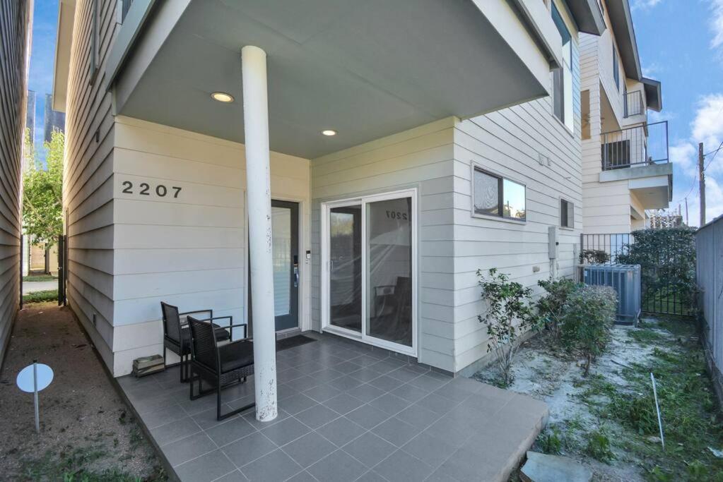 3br/3.5ba Three Story East Downtown Townhouse With View *