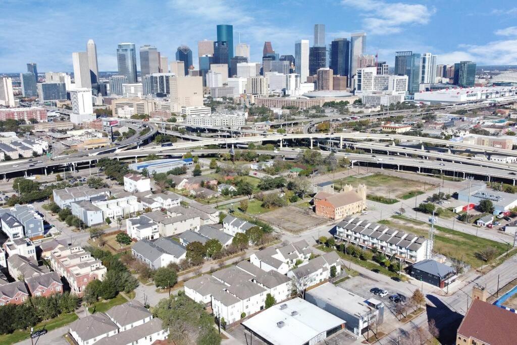 Holiday home 3br/3.5ba Three Story East Downtown Townhouse With View