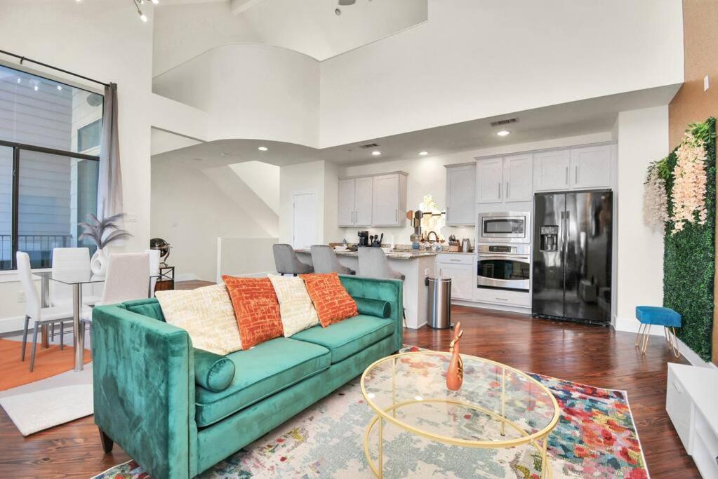 Holiday home 3br/3.5ba Three Story East Downtown Townhouse With View *