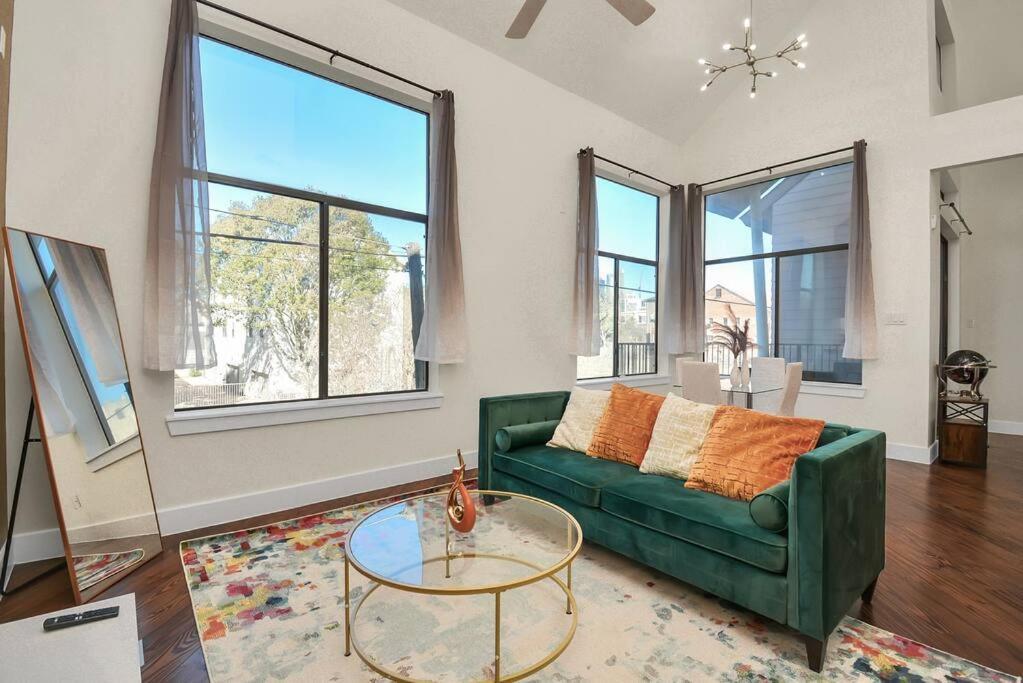 Holiday home 3br/3.5ba Three Story East Downtown Townhouse With View *