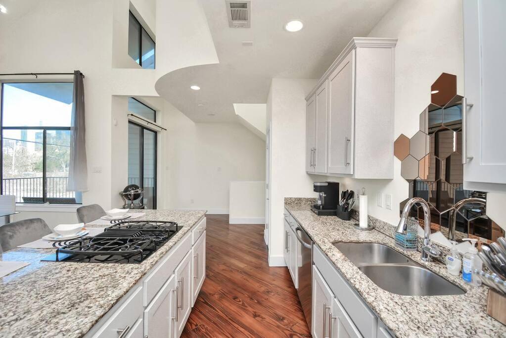 3br/3.5ba Three Story East Downtown Townhouse With View * Houston
