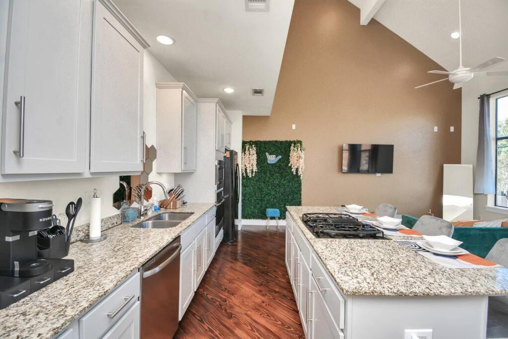 3br/3.5ba Three Story East Downtown Townhouse With View Holiday home