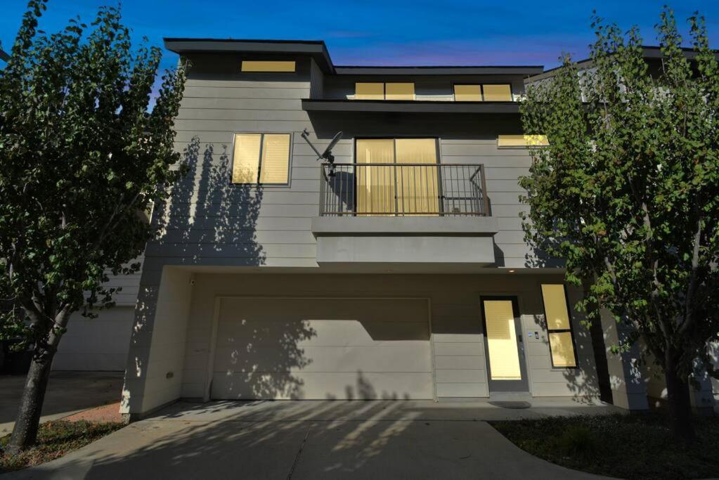 Holiday home 3br/3.5ba Three Story East Downtown Townhouse With View