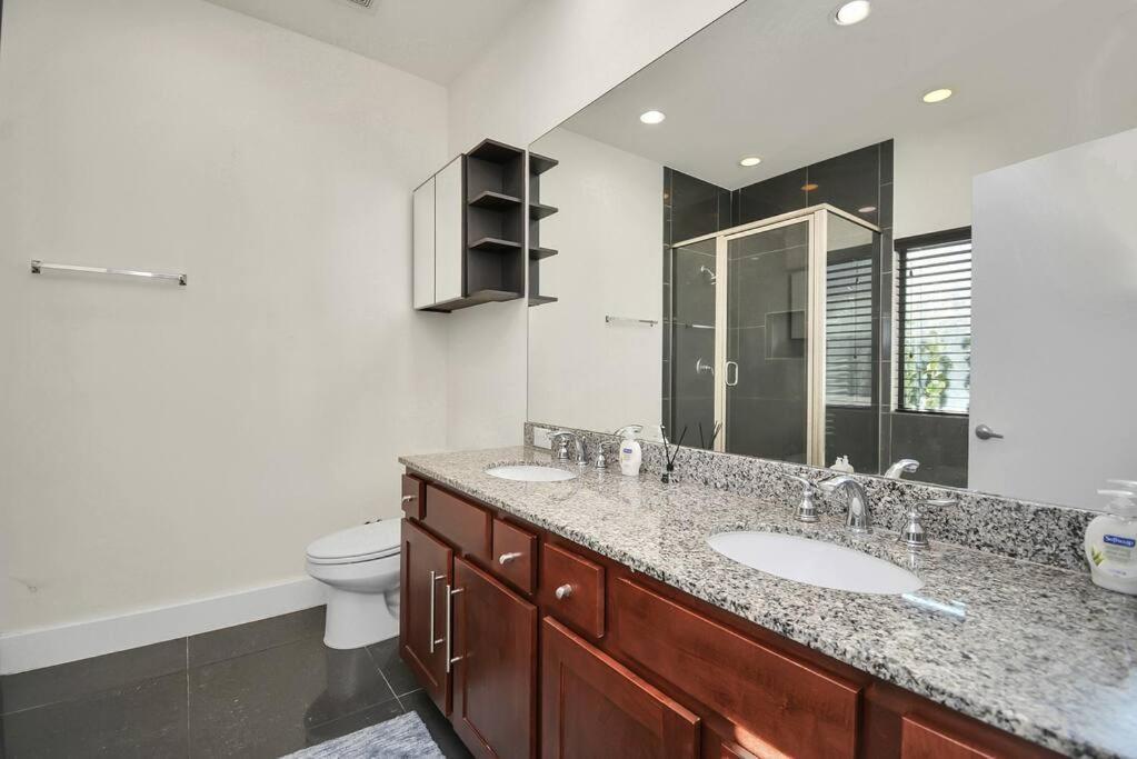3br/3.5ba Three Story East Downtown Townhouse With View Holiday home