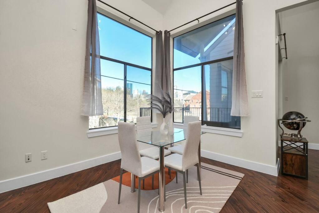 3br/3.5ba Three Story East Downtown Townhouse With View * Houston