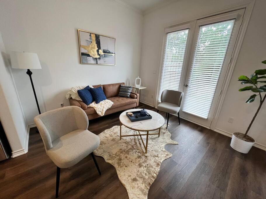 Urban Chic Living Minutes To I-45 And I-610 #b
