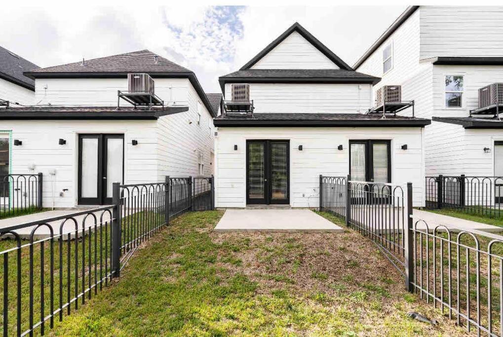 Urban Chic Living Minutes To I-45 And I-610 #b Villa Houston