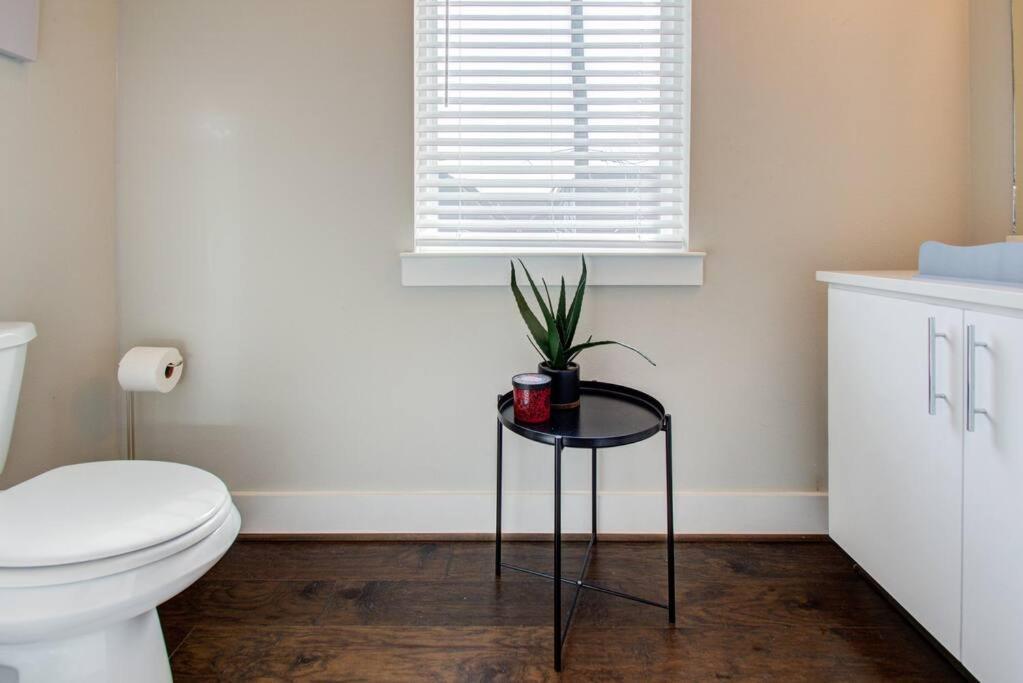 Cozy Downtown Modern Townhome * Houston