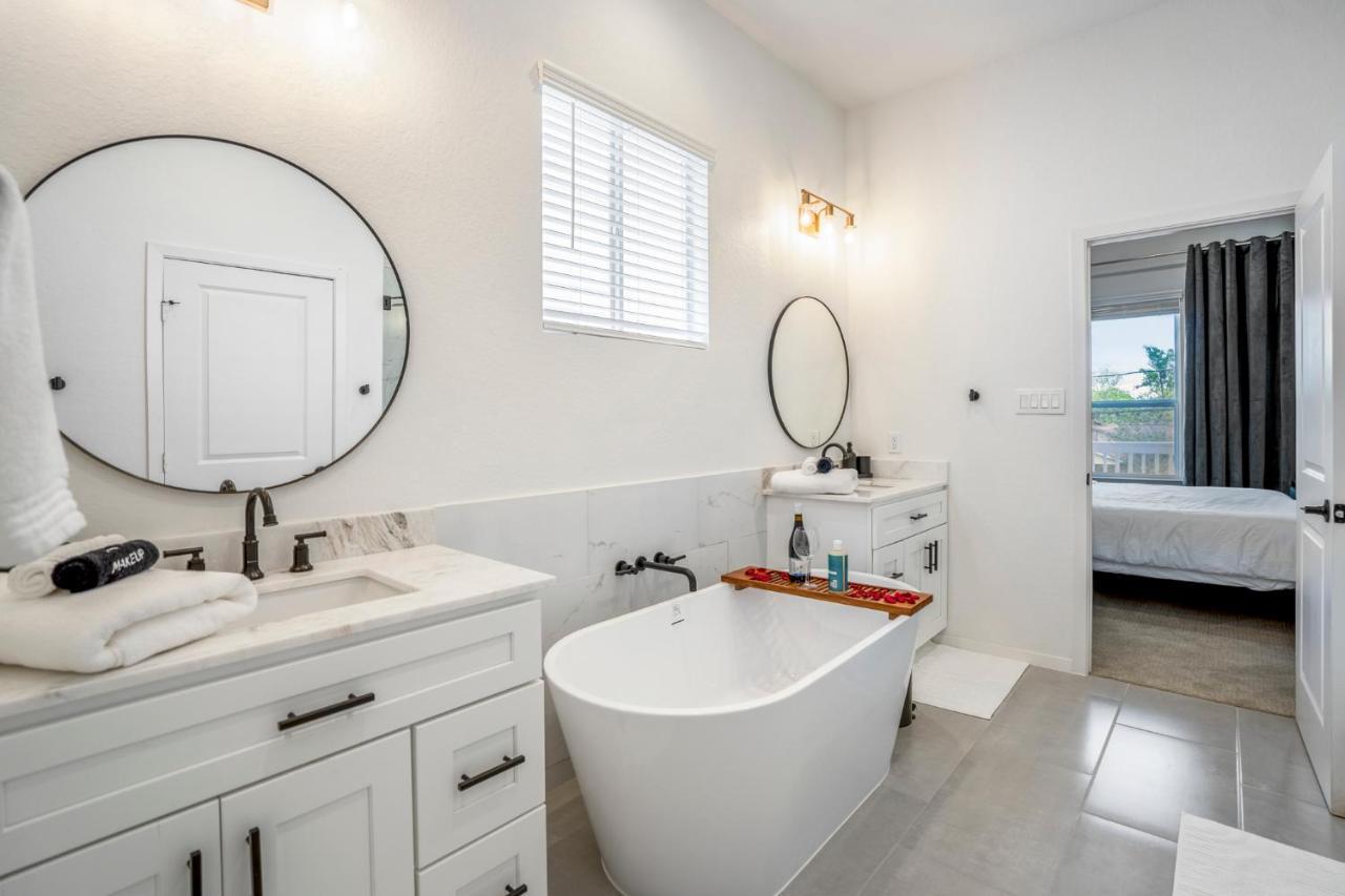 Luxury Gated 4bds 3 Full Baths 5 Tvs King 7min To Downtown Holiday home *