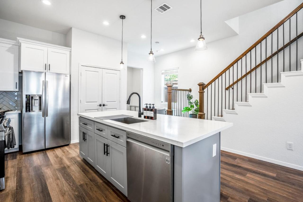 Luxury Gated 4bds 3 Full Baths 5 Tvs King 7min To Downtown
