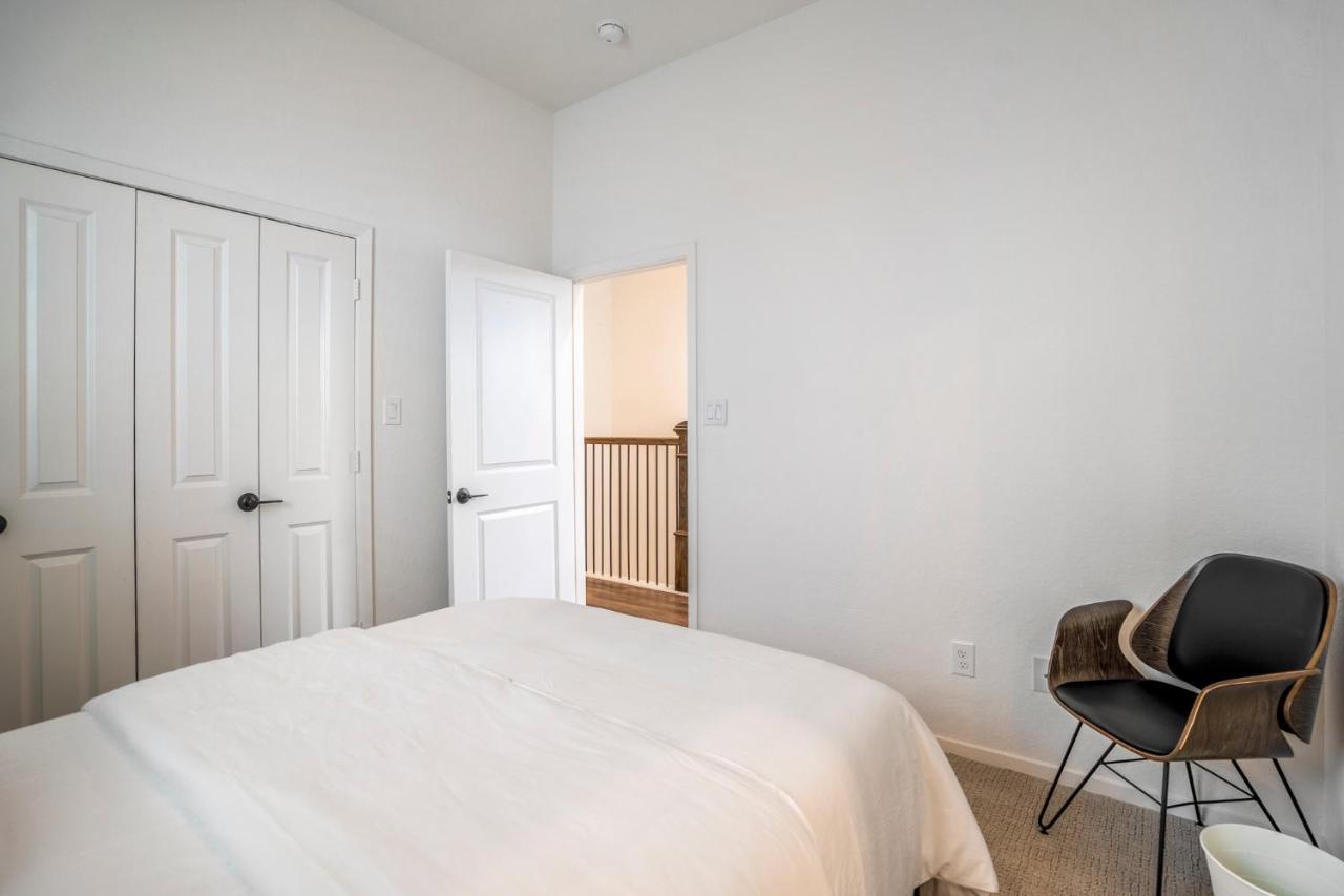 Luxury Gated 4bds 3 Full Baths 5 Tvs King 7min To Downtown Holiday home Houston