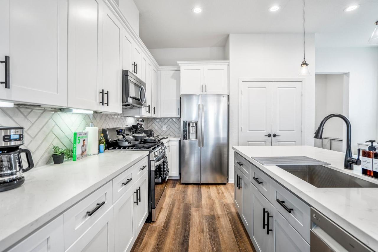Luxury Gated 4bds 3 Full Baths 5 Tvs King 7min To Downtown Holiday home Houston