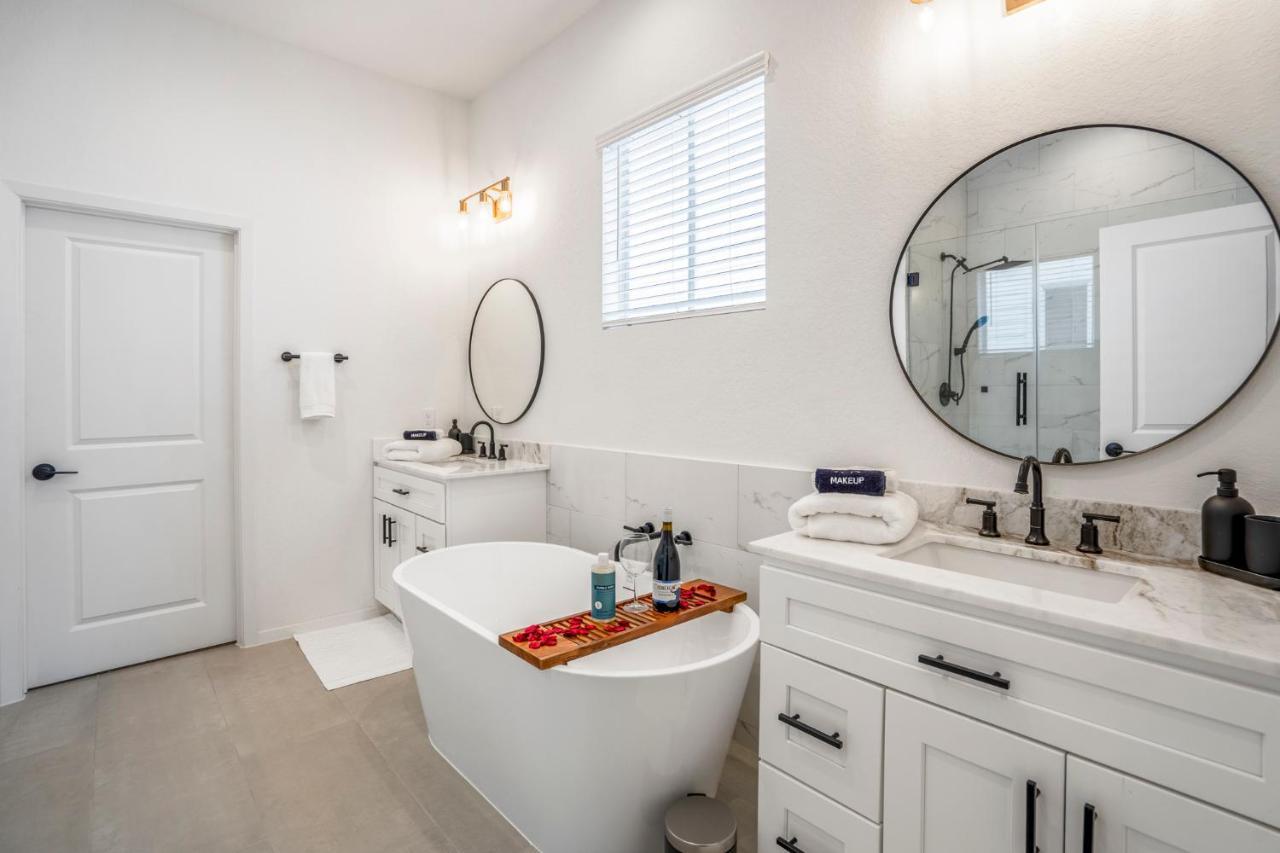 Luxury Gated 4bds 3 Full Baths 5 Tvs King 7min To Downtown Holiday home *