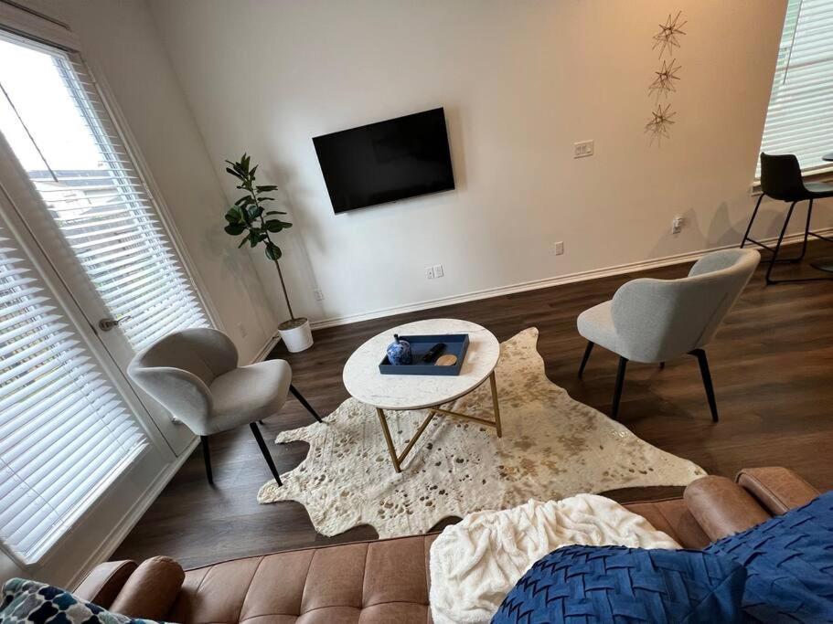 Villa Urban Chic Living Minutes To I-45 And I-610 #b Houston