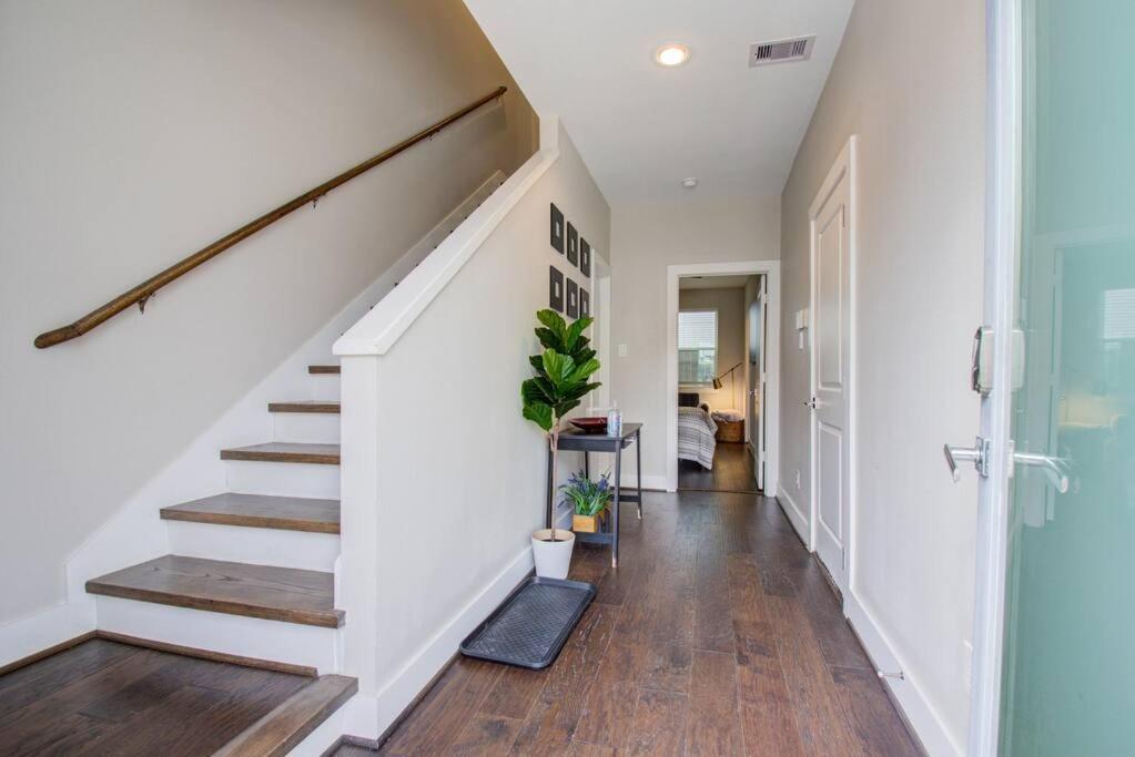Cozy Downtown Modern Townhome *