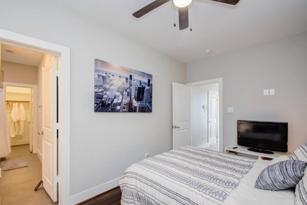 Cozy Downtown Modern Townhome Holiday home