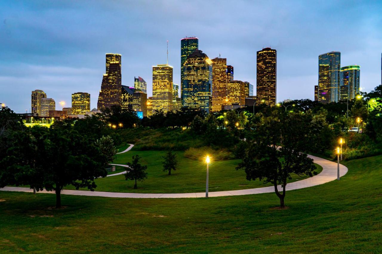 Apartment Spacious Private 2 Bedroom Workplay Apt Near Med Ctr, Nrg, Downtown Houston