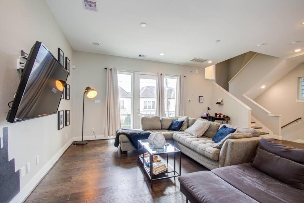 Cozy Downtown Modern Townhome Holiday home *