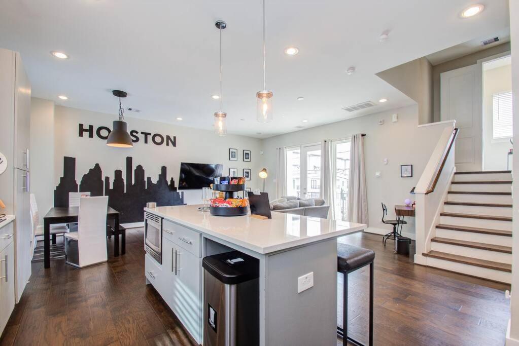 Cozy Downtown Modern Townhome *
