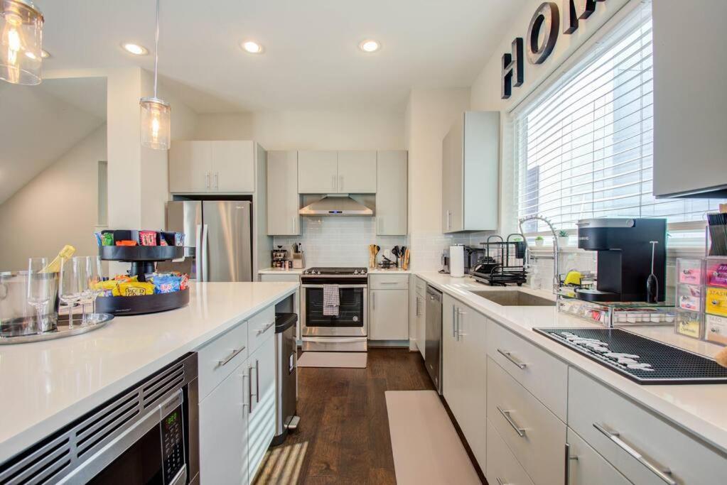 Cozy Downtown Modern Townhome *