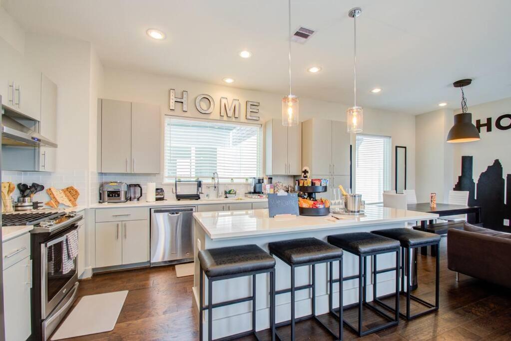 Cozy Downtown Modern Townhome Holiday home Houston