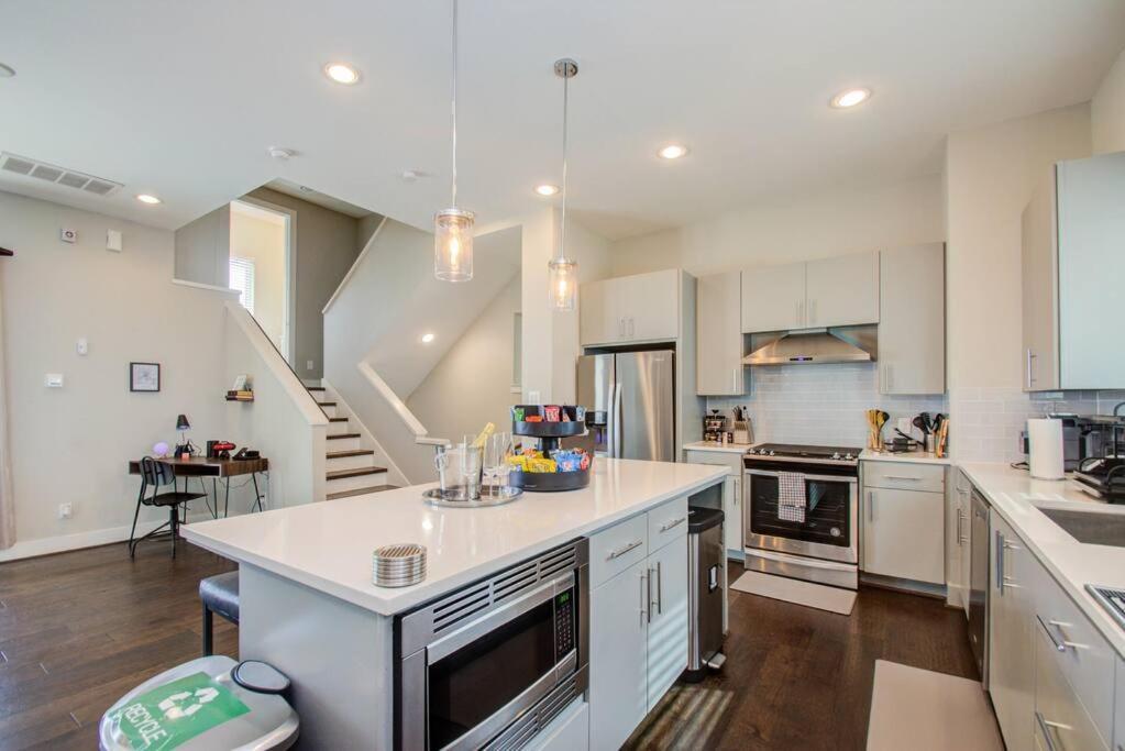 Cozy Downtown Modern Townhome *