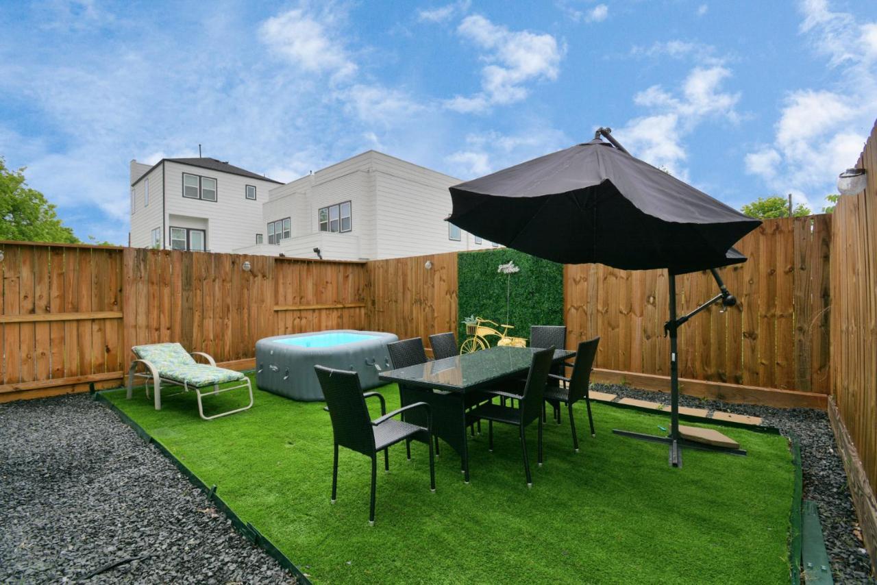 Holiday home Blissful Getaway With Hot Tub & Backyard Near Downtown *