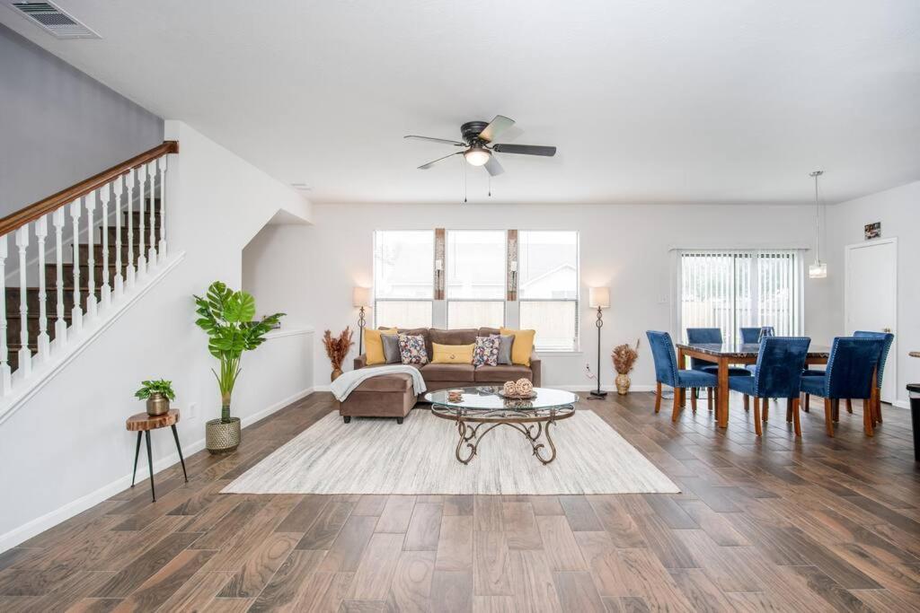 Fabulous Vacation 4 Bdrm W/pool Table Holiday home