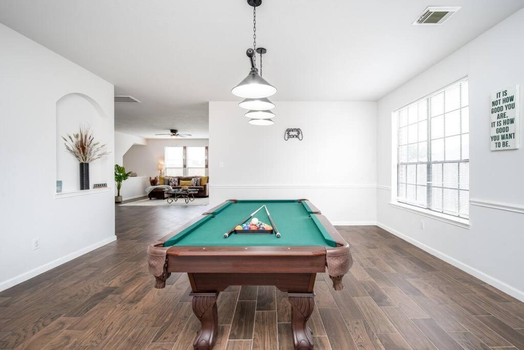 Fabulous Vacation 4 Bdrm W/pool Table Holiday home Houston