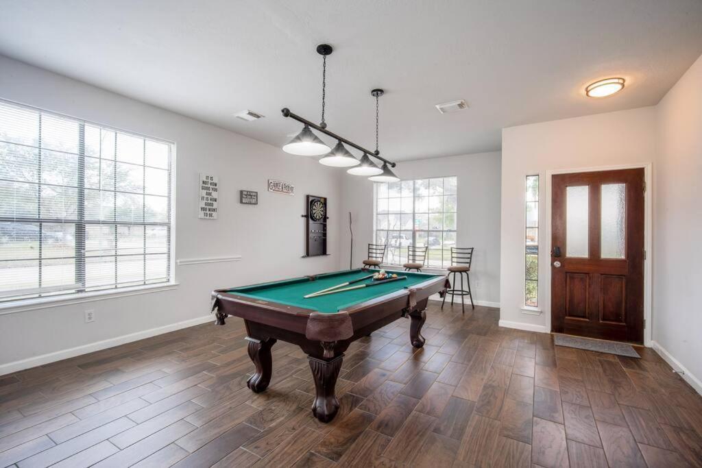 Fabulous Vacation 4 Bdrm W/pool Table Holiday home Houston