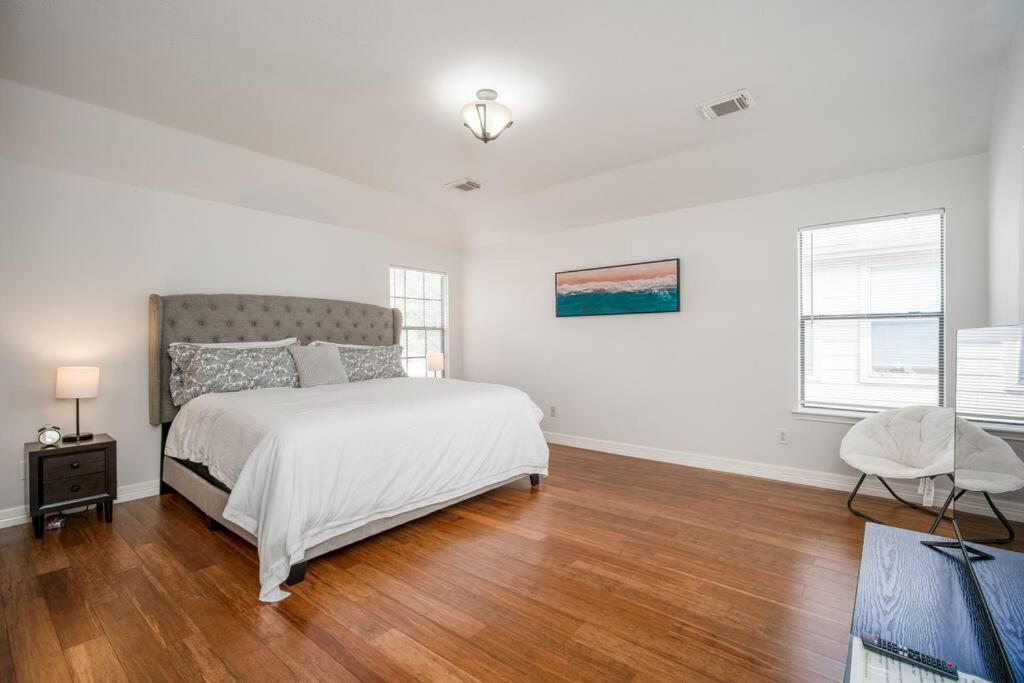 Fabulous Vacation 4 Bdrm W/pool Table Houston