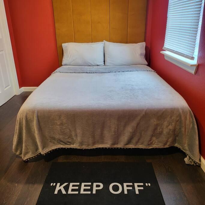 Stylish Gawdy Den With Fast Wifi 2 Minutes From Downtown Houston!