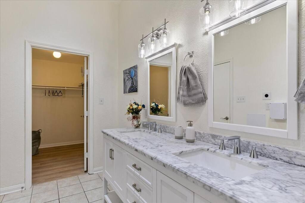 Lucky House - Tranquility In The Middle Of - Tv In Every - 300 M2 Holiday home Houston