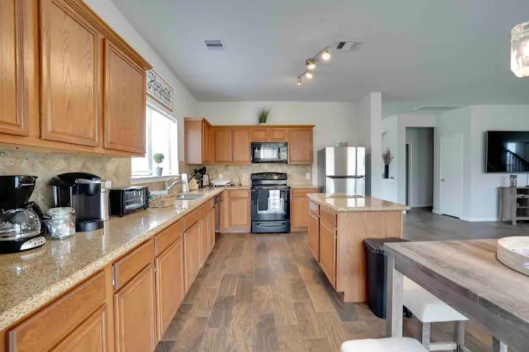 Fabulous Vacation 4 Bdrm W/pool Table Houston
