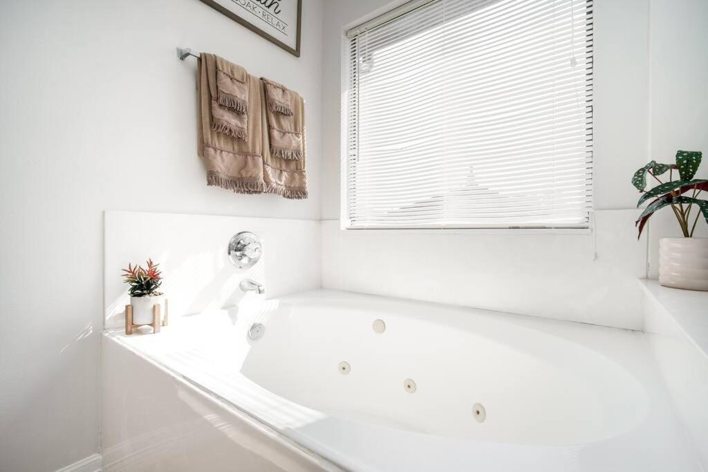 Fabulous Vacation 4 Bdrm W/pool Table Holiday home Houston