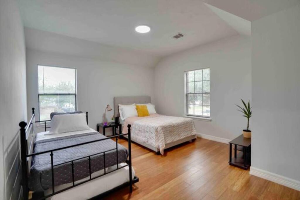 Fabulous Vacation 4 Bdrm W/pool Table Houston