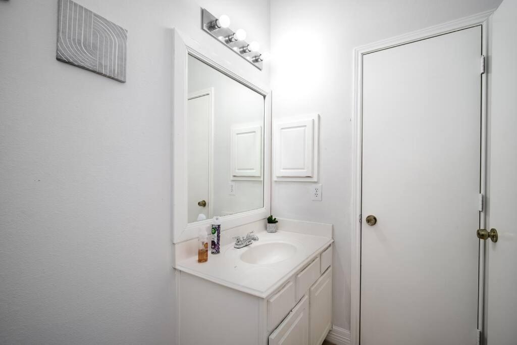 Fabulous Vacation 4 Bdrm W/pool Table Holiday home Houston